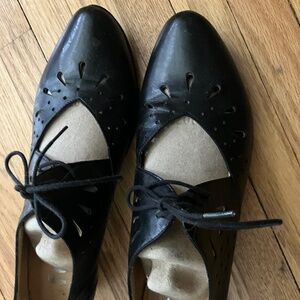 Fidji black leather oxford heels with cutouts